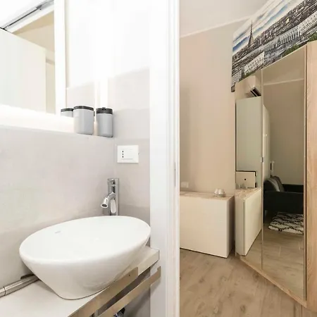 Bright Piazza San Carlo Apartment *