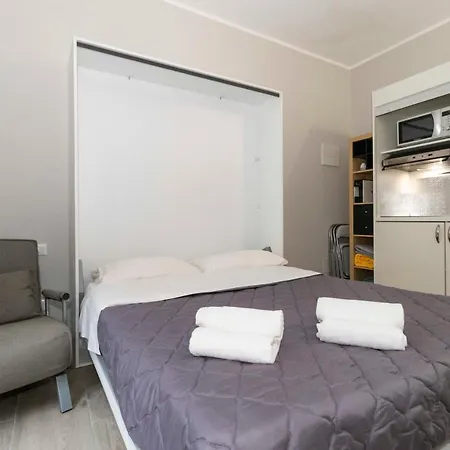 Apartment Bright Piazza San Carlo